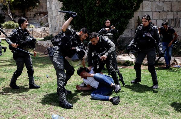 واشنطن تدعو إلى محاسبة عناصر شرطة الاحتلال لضربهم مصورًا صحفيًا