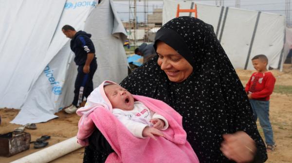 تحت النيران في غزة .. أطفال يولدون وأمهات لا يجدن قوت صغارهن