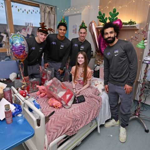 محمد صلاح يوزع هدايا (الكريسماس) بمستشفى .. وناشطون يهاجمونه  صور