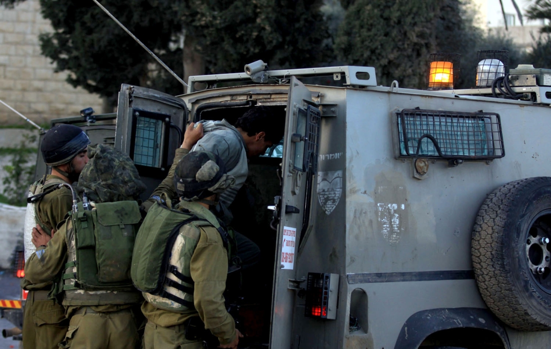 الاحتلال يعتقل 25 فلسطينيا بالضفة الغربية