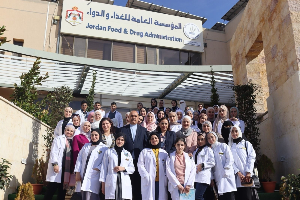 وفد طلابي من جامعة الزرقاء يزور المؤسسة العامة للغذاء والدواء