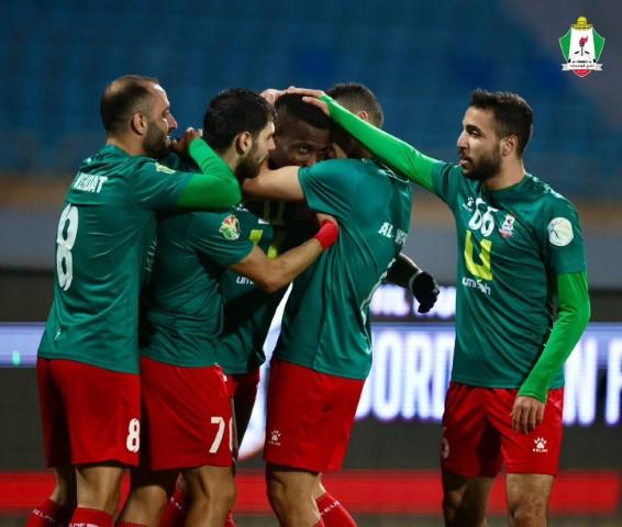 5 مدربين على طاولة الوحدات