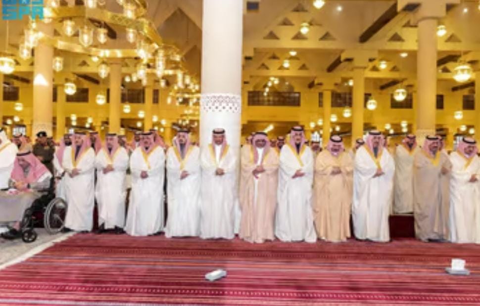 الأمير محمد بن عبدالرحمن يؤدي صلاة الميت على الأمير محمد بن بدر بن فهد