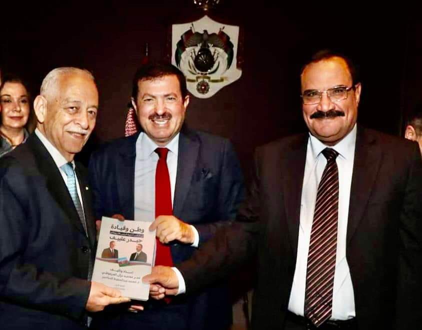 العرموطي والمناصير يهديان  كتابهما لرئيس الديوان الملكي الهاشمي
