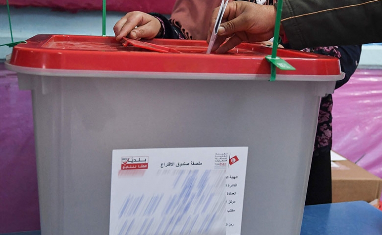 التونسيون يتوجهون لمراكز الاقتراع لانتخاب ممثليهم بالمجالس المحلية
