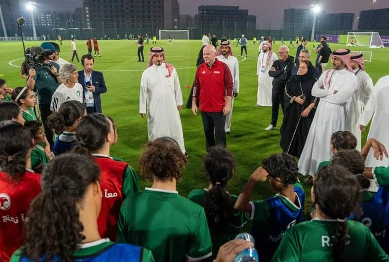رئيس الاتحاد الدولي لكرة القدم فيفا يزور مركز التدريب الإقليمي بجدة...صور