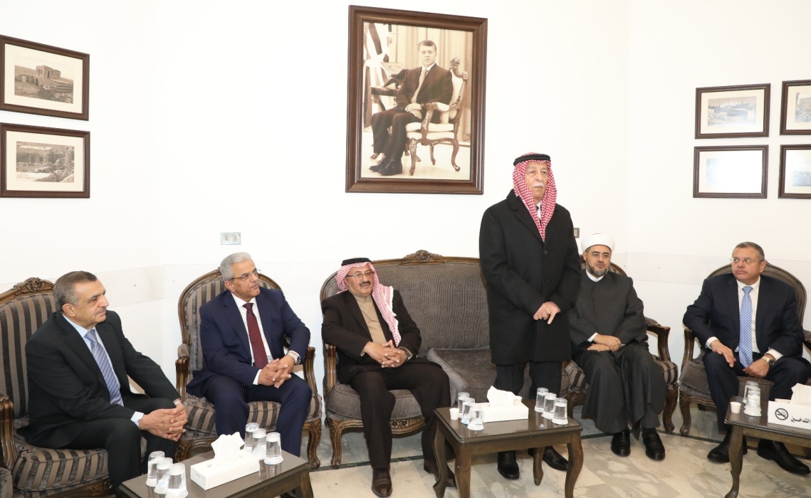 مندوبا عن  الملك وولي العهد .. العيسوي  يعزي عشيرة  الضمور في عمان ....صور