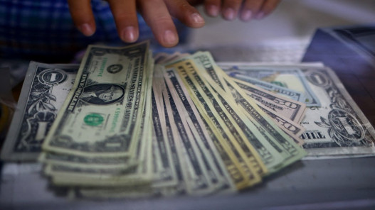 الدولار تحت ضغط بسبب الرهانات على خفض أسعار الفائدة