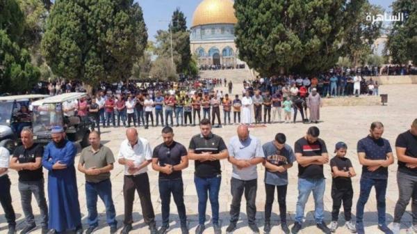 12 ألف مصل أدوا صلاة الجمعة في رحاب المسجد الأقصى المبارك رغم إجراءات الاحتلال