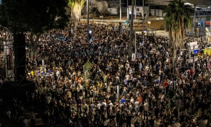 آلاف الإسرائيليين يتظاهرون مطالبين بإقالة نتنياهو وإعادة الأسرى من غزة