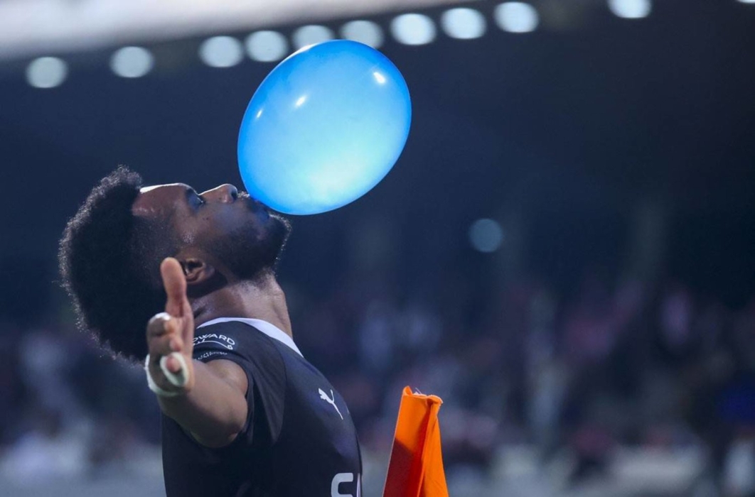الهلال يحقق رقماً قياسياً جديداً.. واحتفال على الطريقة الإنجليزية
