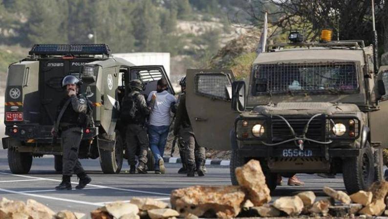الاحتلال يعتقل مواطنا ويداهم عدة منازل في الخليل