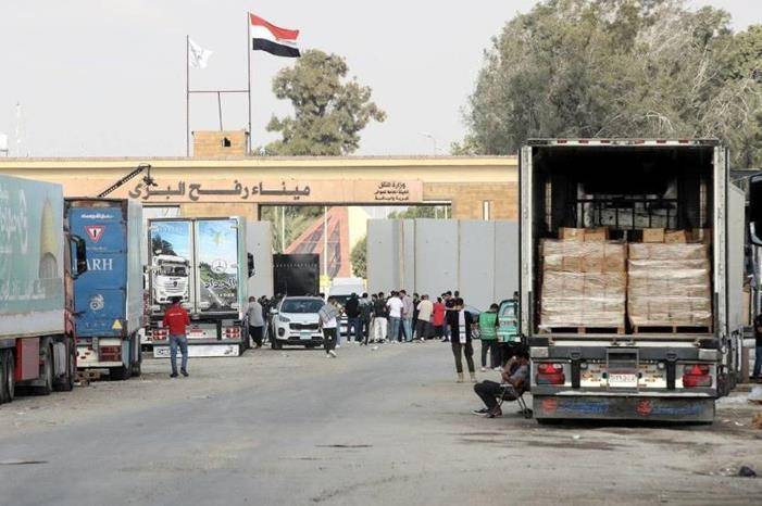 إدخال 80 شاحنة مساعدات إنسانية إلى غزة عبر معبر رفح