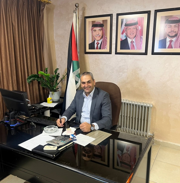 ابو دلو يهنئ الدكتور علي فالح الدويكات بالترفيع