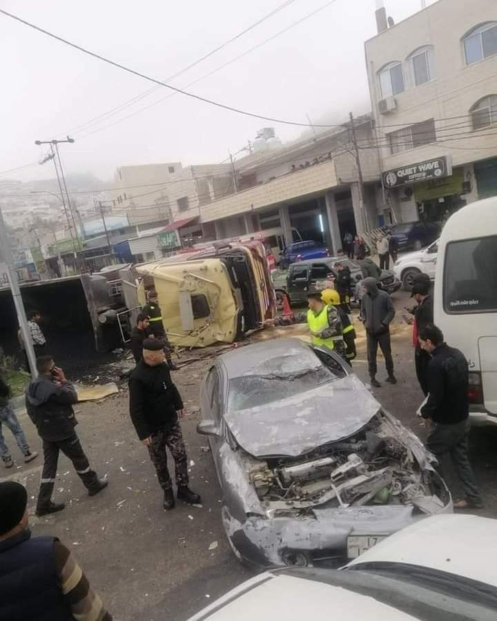 بالصور...انقلاب قلاب زفته على عدة سيارات بجانب كازية عنجرة في عجلون