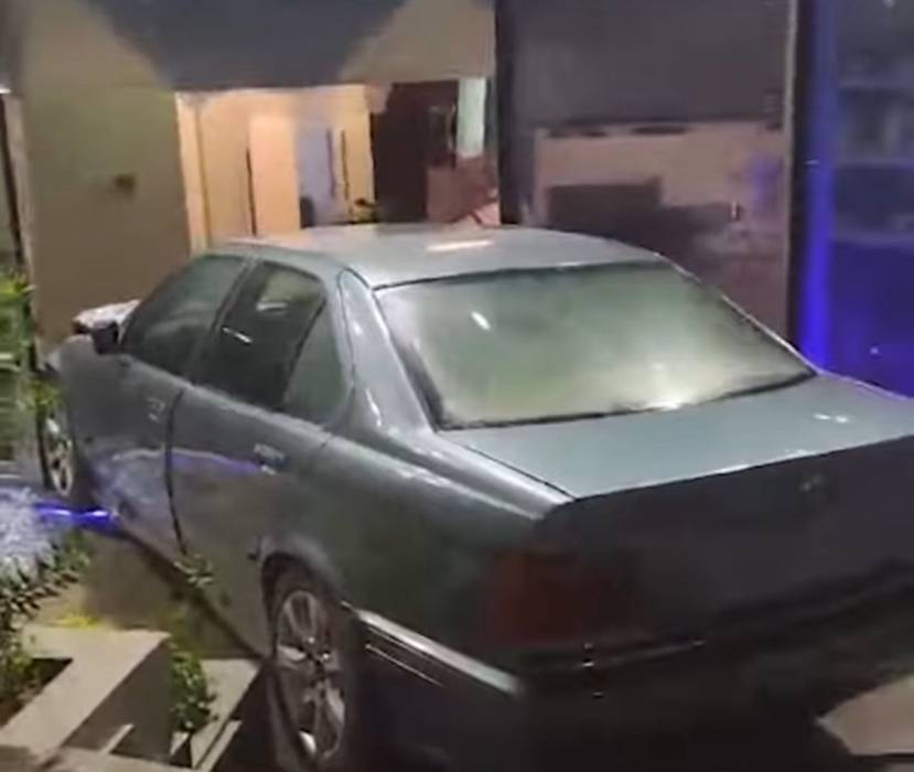 مركبة تقتحم أحد المحال في مرج الحمام