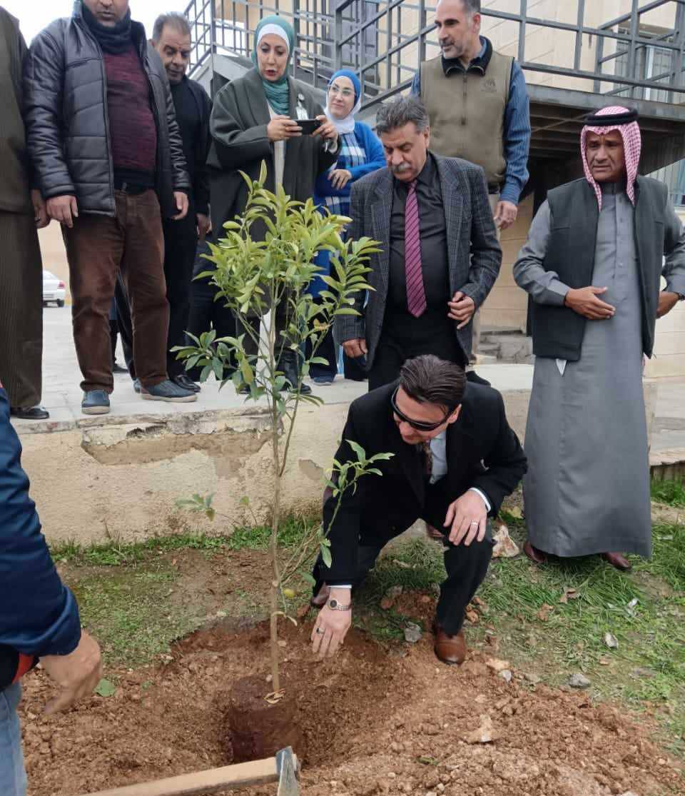 مديرية صحة الزرقاء تستمر بزراعة الأشجار في المراكز الصحية الأولية
