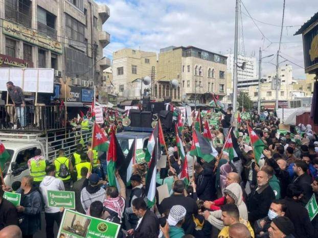 آلاف الأردنيين يشاركون في وقفات ومسيرات دعما لفلسطين