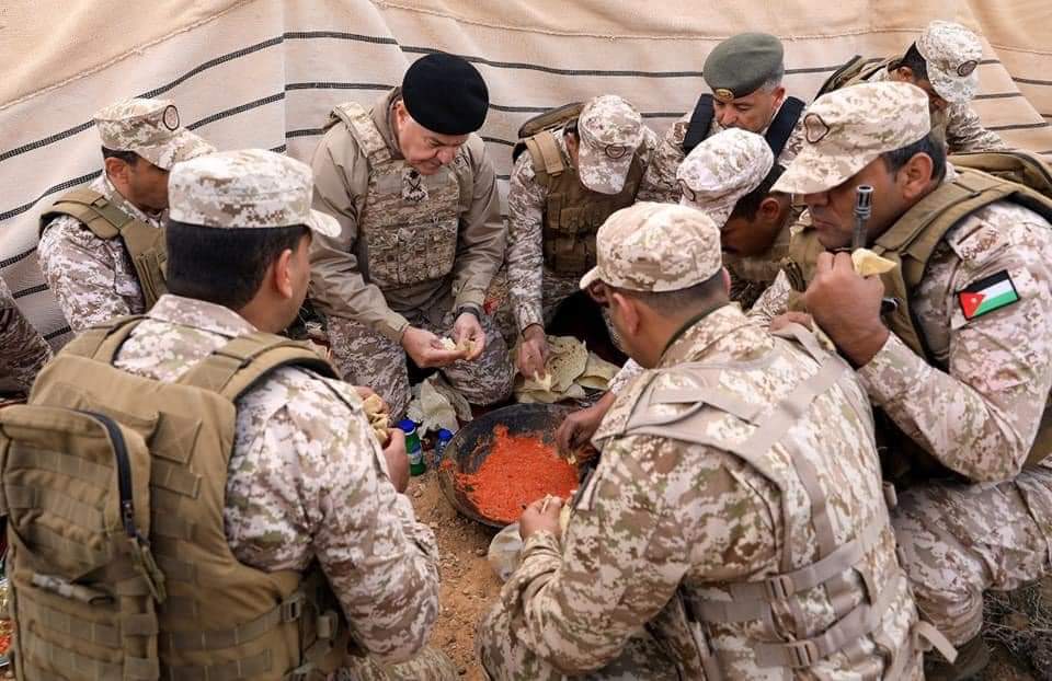 صورة تعكس مدى تواضع جيشنا العربي المصطفوي