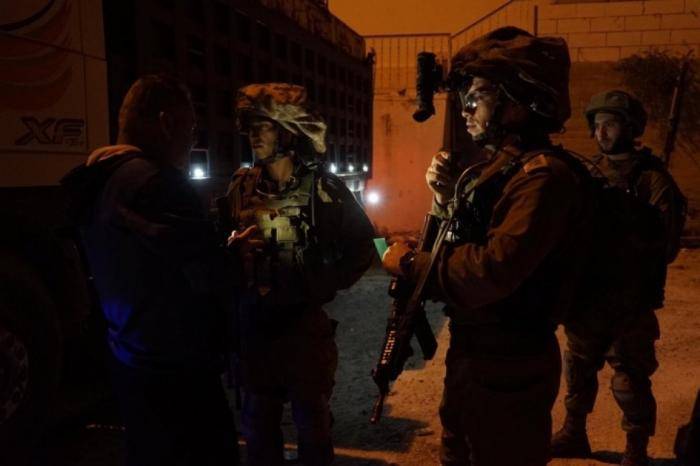 الاحتلال يعتقل أربعة مواطنين من جبل المكبر جنوب القدس