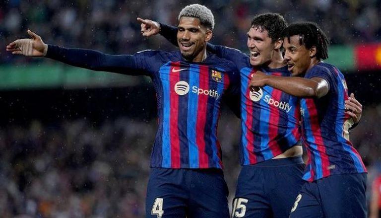 برشلونة يقرر بيع مدافعه.. وبديل مغربي في الطريق