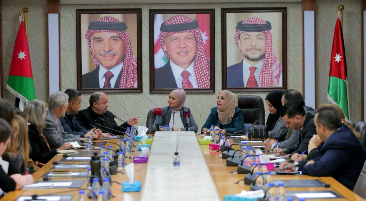 الأسرة النيابية تلتقي طلبة من جامعات أميركية وكندية