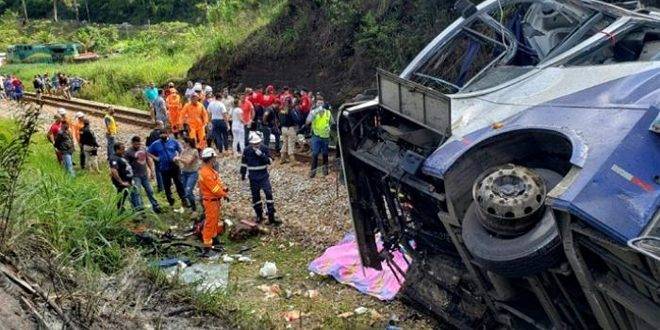 مقتل 25 شخصاً جراء حادث تصادم بين شاحنة وحافلة شمال شرق البرازيل
