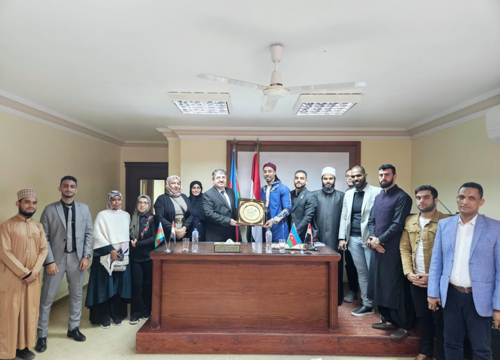 اتحاد الطلاب العرب يكرم الدكتور سيمور نصيروف رئيس الجالية الأذربيجانية في مصر. ..صورة