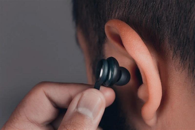 أضرار ارتداء سماعات الأذن لفترة طويلة يوميا
