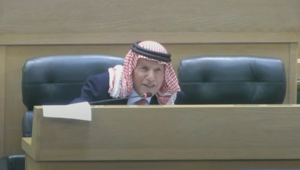 لماذا غير العرموطي مقعده تحت القبة ؟