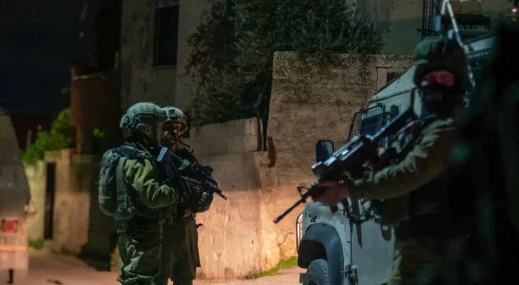 الخليل: الاحتلال يعتقل مواطنين ويستولي على مركبات