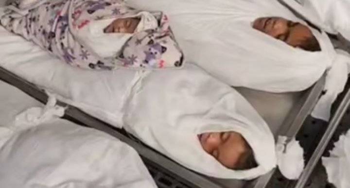بأي ذنب قتلوا!.. أطفال يلتحفون الأبيض في انتظار الدفن بعد قصف الكيان الصهيوني
