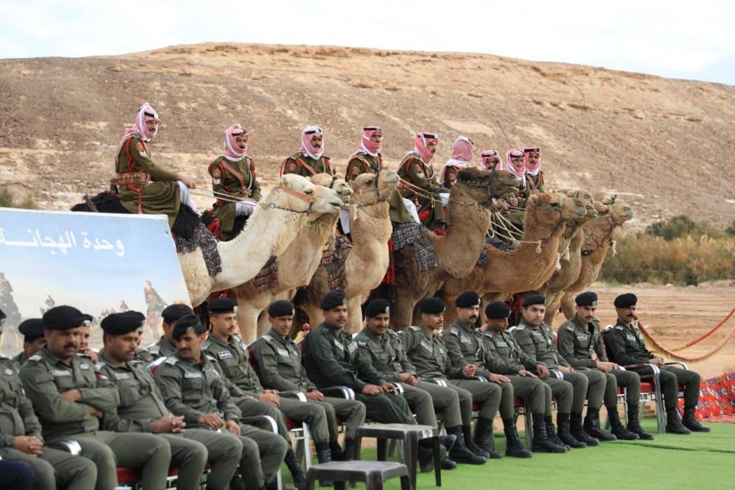 مدير الأمن العام يشارك مرتبات الهجّانة بزراعة صحراء باير