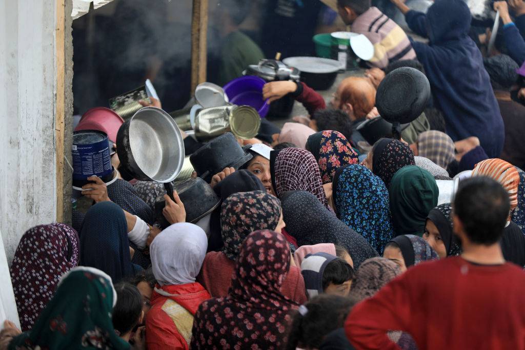 تقرير: الجيش الإسرائيلي قتل عشرات الفلسطينيين خلال محاولتهم الحصول على مساعدات