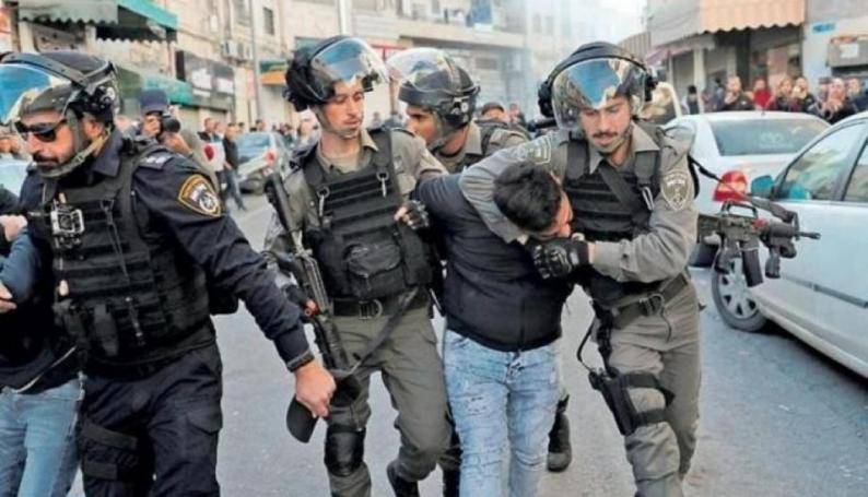 الاحتلال يعتقل شابا وفتى من مدرسته بالقدس المحتلة