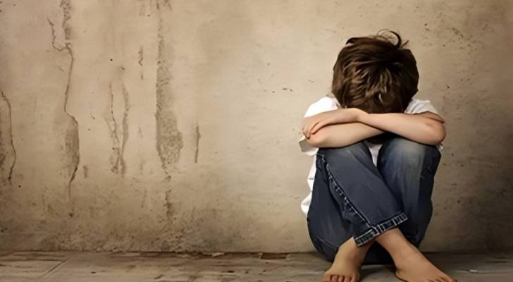 أم من جنسية عربية تقدم على تعذيب صغيرها وتجويعه في الكرك