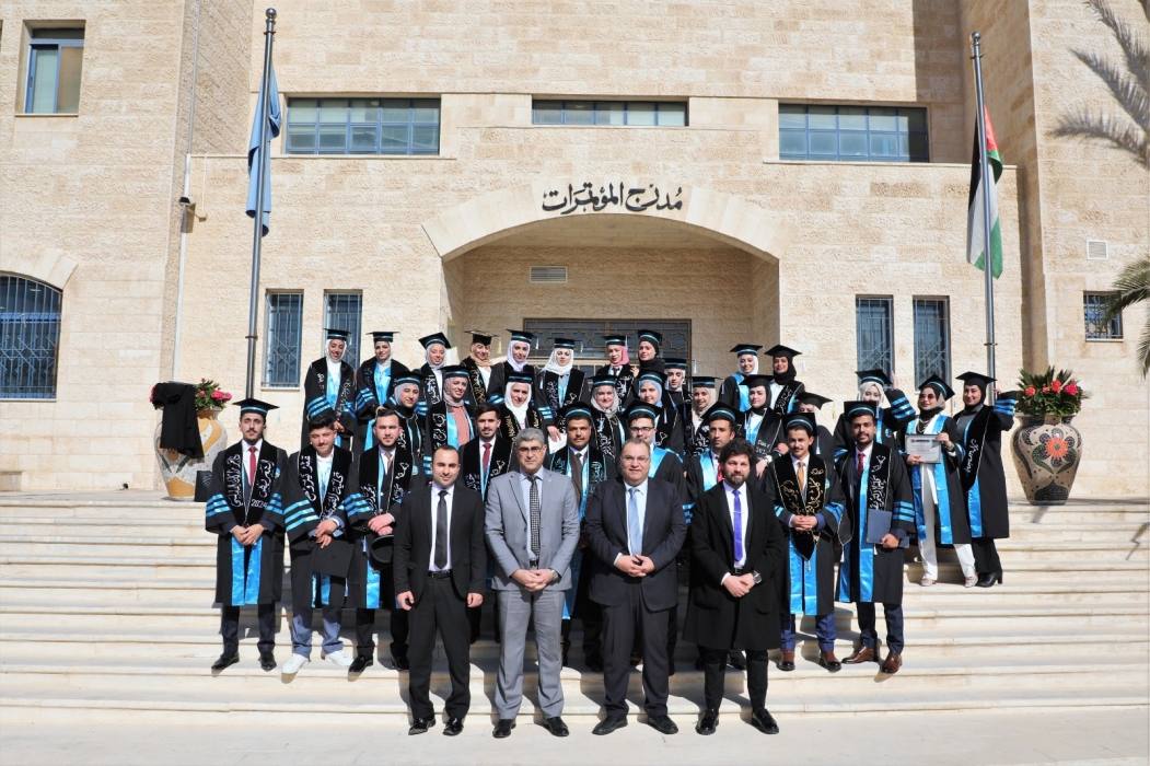 خريجو التمريض في جامعة الزرقاء يؤدون قسم المهنة