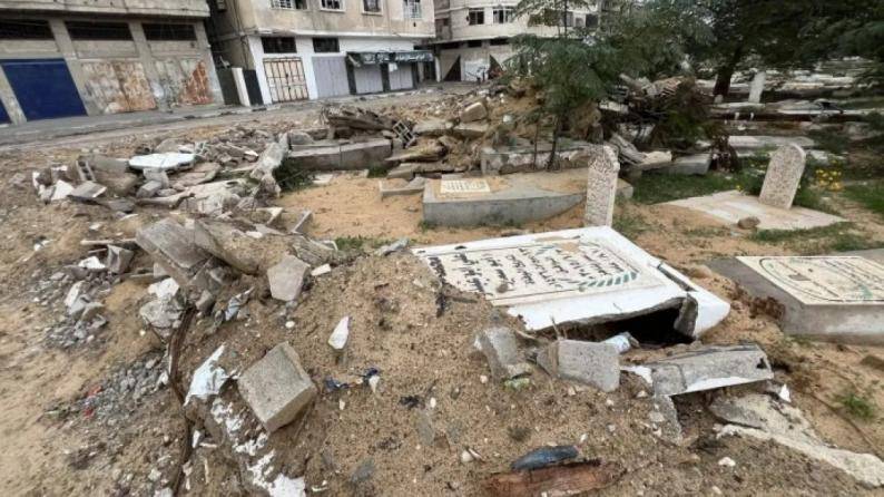 الاحتلال يُقرّ بسرقته جثثاً من القبور في خان يونس