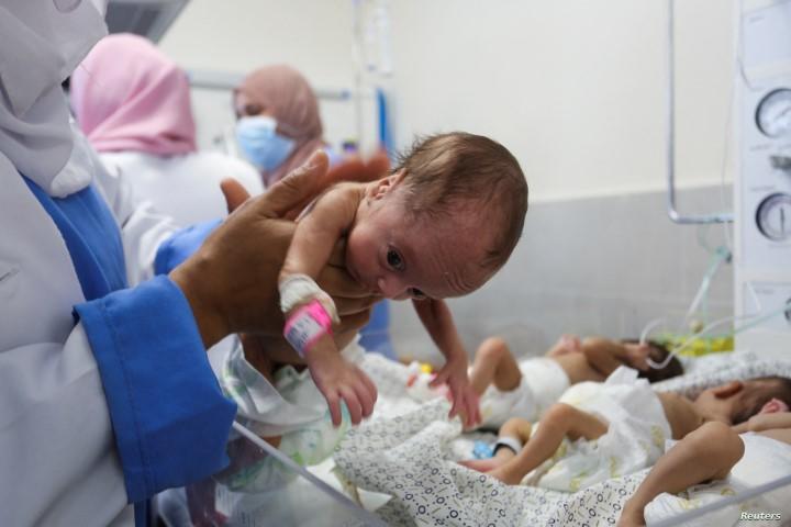 20 ألف طفل ولدوا منذ بدء الحرب فى غزة