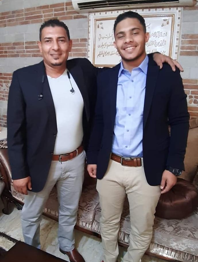 محمد العجارمة و زوجته يهنئان ابنهم طارق بحصوله على درجة البكالوريوس