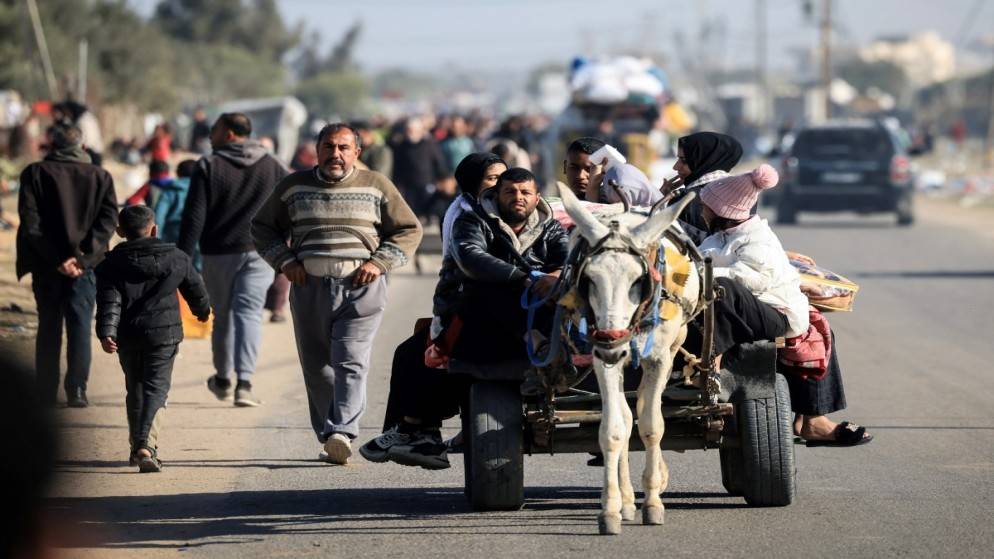 حركة نزوح كبيرة من خان يونس إلى رفح جنوبي قطاع غزة