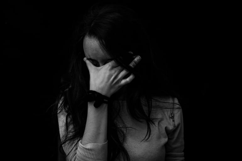 لماذا يأتينا الغدر من أقرب الناس إلينا؟
