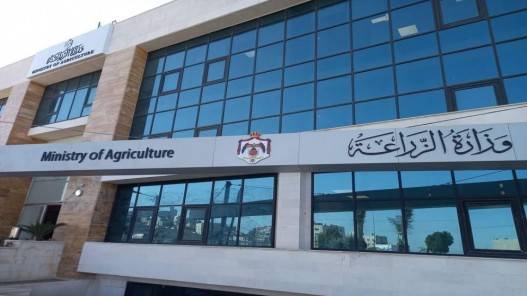 وزير الزراعة يتفقد عدد من المشاريع في الطفيلة