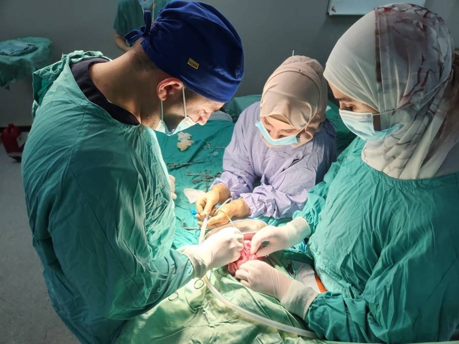 المستشفى التخصصي يرسل فريقًا طبيًا إلى غزة لتقديم الدعم الطبي والإنساني...صور