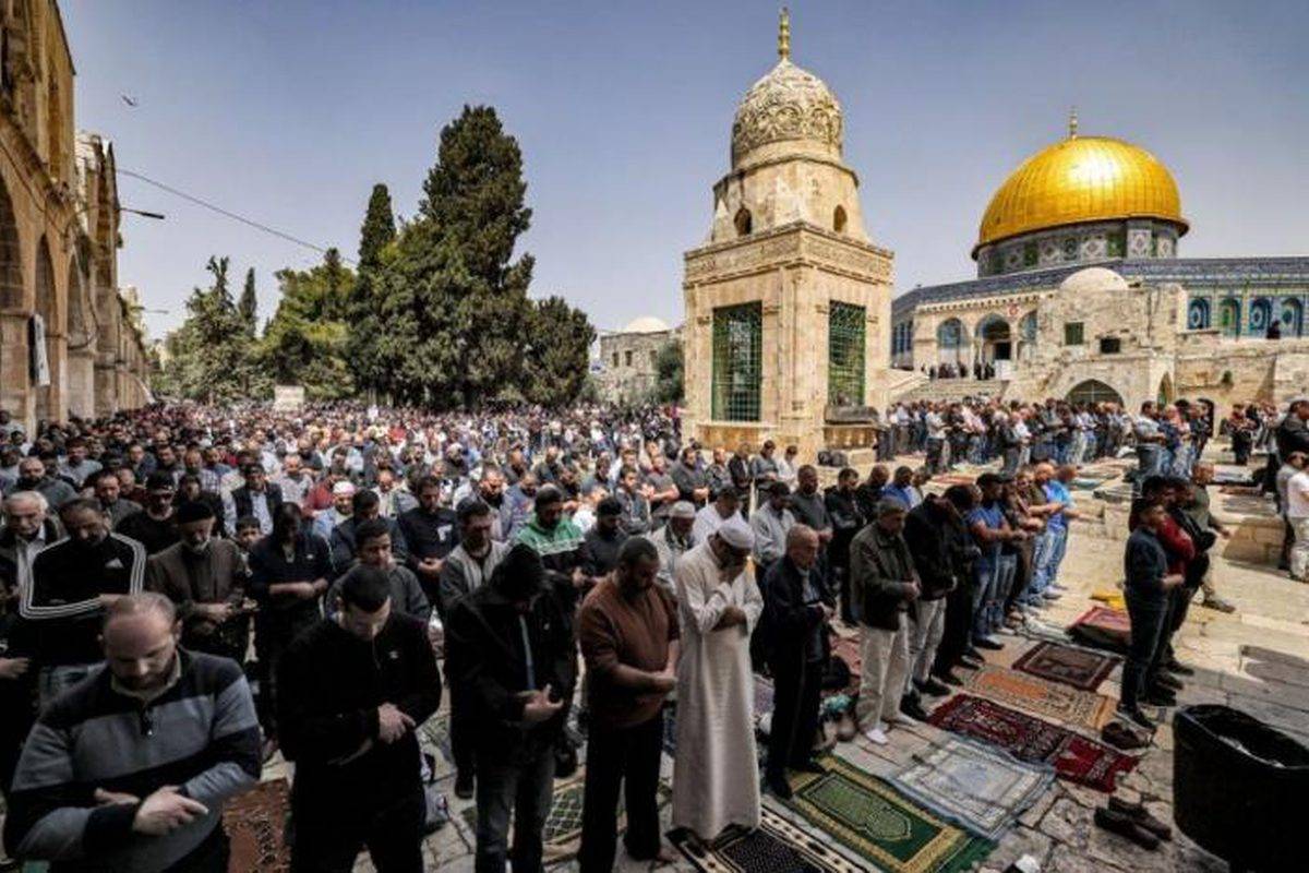 12 ألفًا يؤدون صلاة الجمعة في المسجد الأقصى المبارك