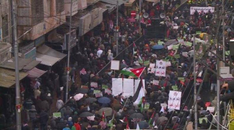 رغم برودة الطقس والأمطار الغزيرة.. مسيرات حاشدة في الاردن إسنادا لغزة ورفضا للعدوان