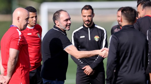 الأمير علي يلتقي لاعبي المنتخب الوطني لكرة القدم ويحفزهم قبيل مباراة العراق