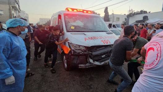 مصير مسعفين توجهوا لإنقاذ طفلة محاصرة داخل مركبة في غزة ما زال مجهولا