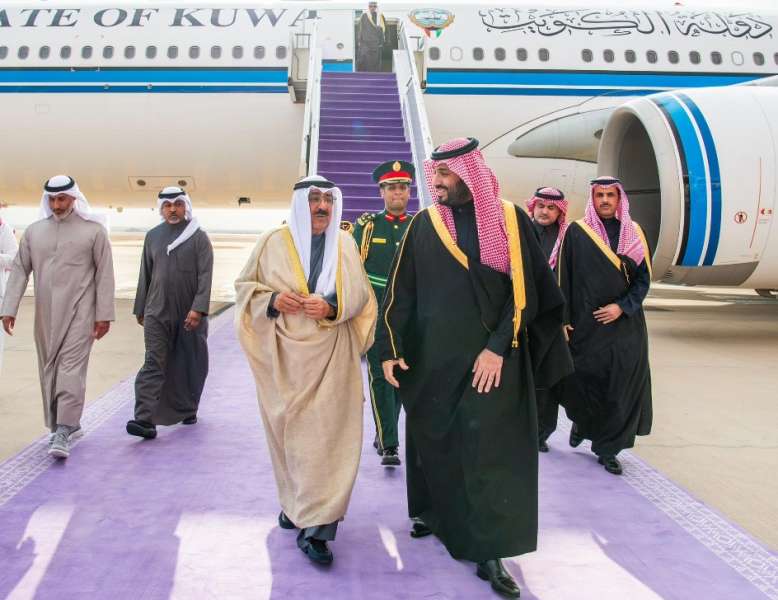 أمير الكويت مشعل الأحمد الصباح يصل السعودية في أول زيارة خارجية له