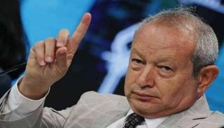 نجيب ساويرس يتحدث عن «مصيبة» ويقترح حلا لأزمة الدولار في مصر